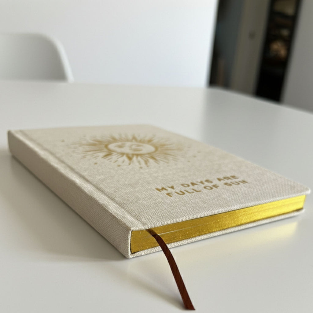 Diario de gratitud marfil con ribete dorado - 120 páginas - Mis días están llenos de sol