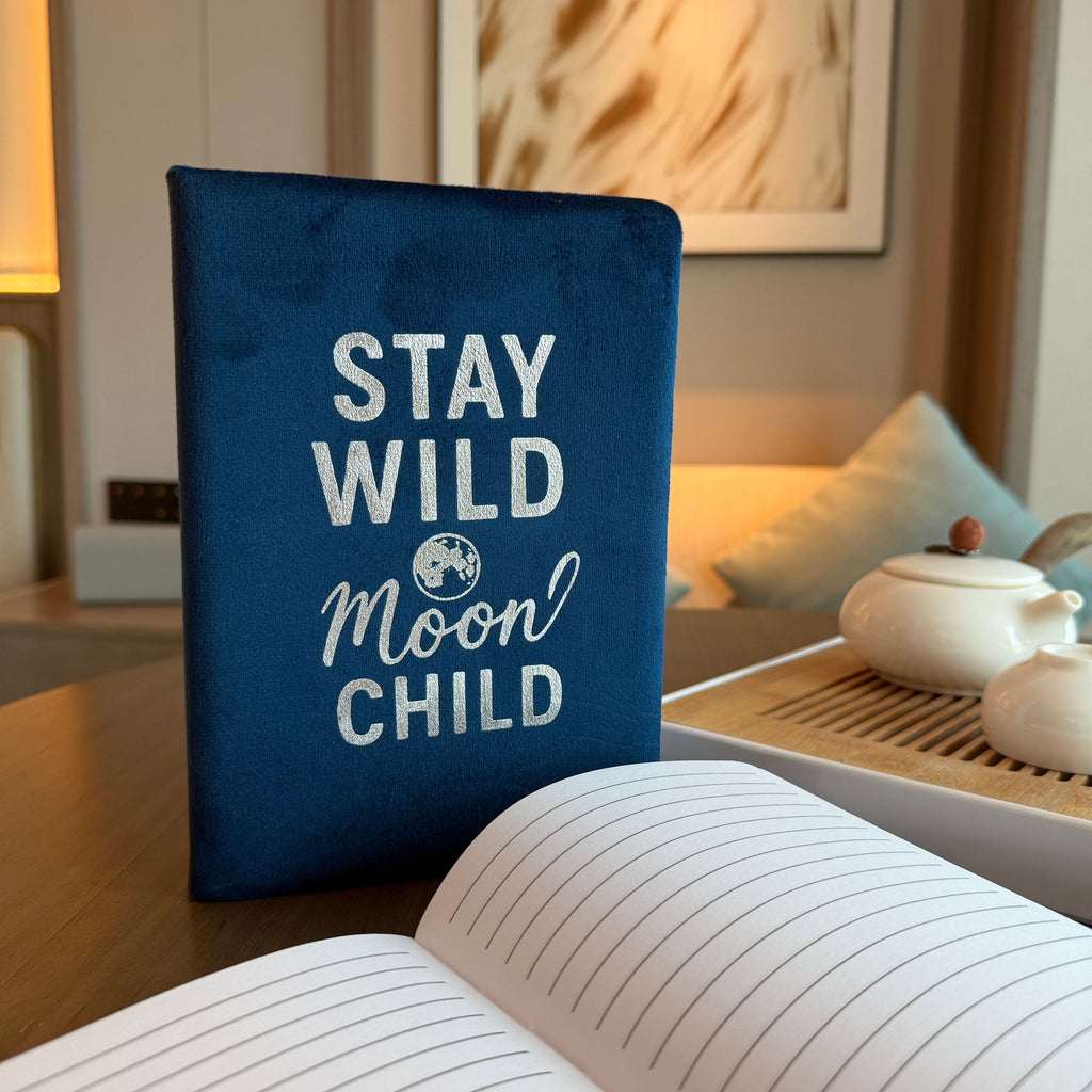 Cuaderno de terciopelo azul oscuro - 80 páginas - Mantente salvaje, hijo de la luna