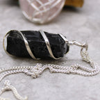 Collar de Piedras Preciosas Envueltas en Cascada - Ónix Negro en bruto 1