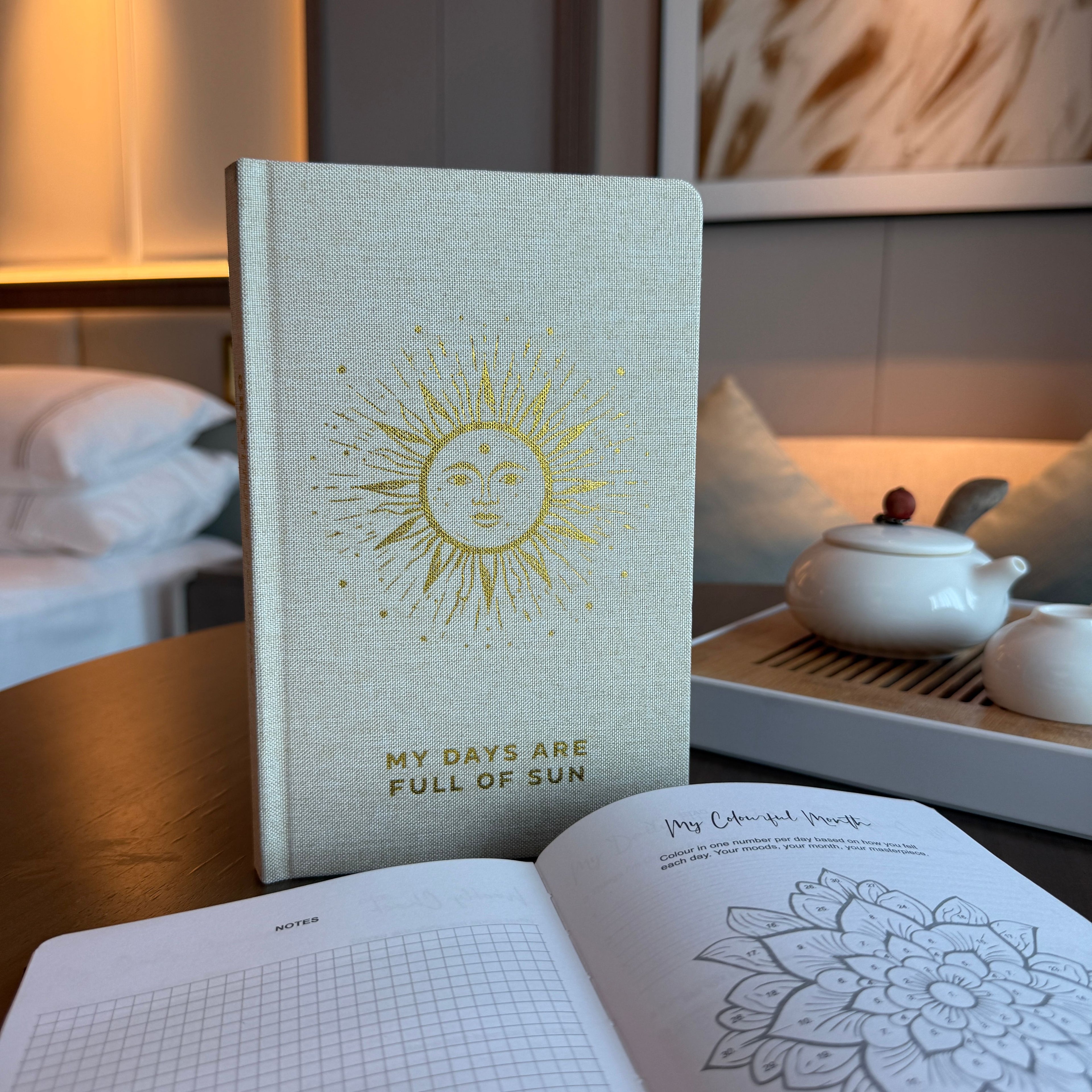 Diario de gratitud marfil con ribete dorado - 120 páginas - Mis días están llenos de sol