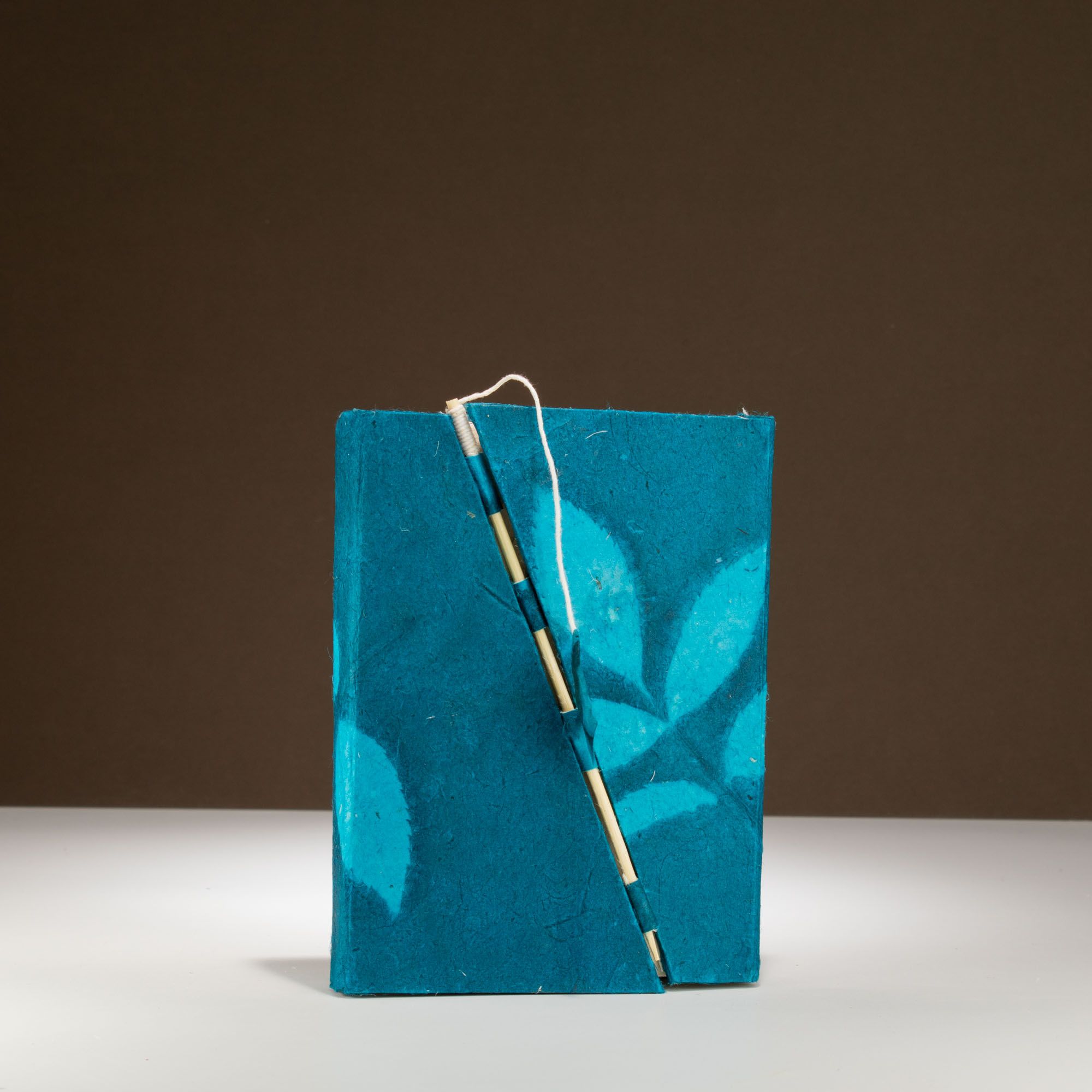 Cuaderno Lokta Bold Floral de bambú con cierre – Mediano (15x12 cm) – 45 Hojas – Azul medianoche